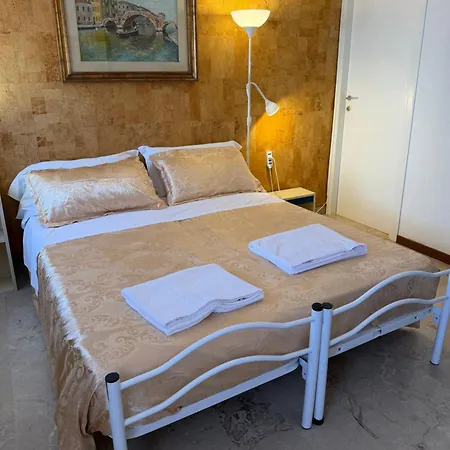 Lovenice Center Royalclass מלון אהבה